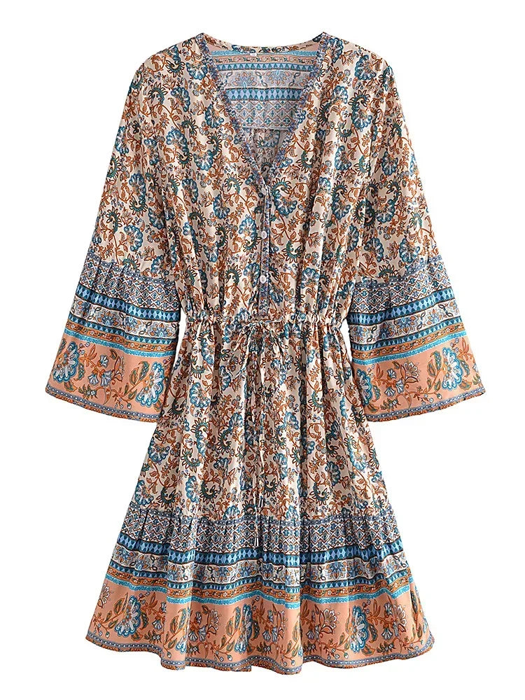 Vestido Curto com Mangas Sino